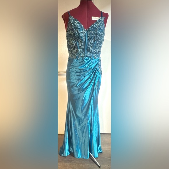 Elegant Blue Embellished Gown Size 10 - Picture 8 of 13